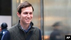 Jared Kushner, menantu Presiden terpilih AS, Donald Trump berjalan menuju Trump Tower (14/11). New York City, New York. (foto: AP Photo/Carolyn Kaster)