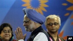 Indian Prime Minister Manmohan Singh, center (file photo: Oct 2010)