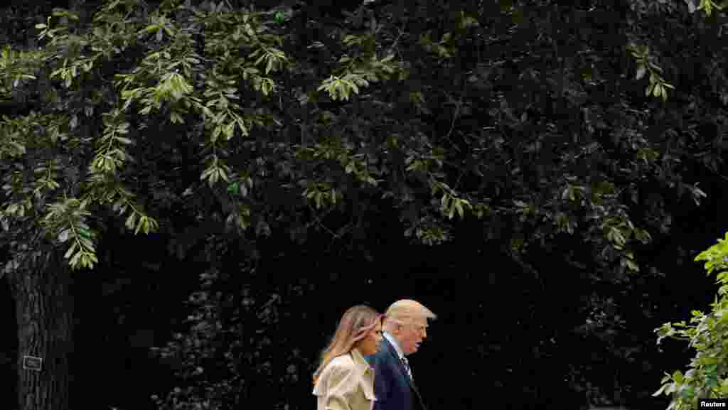 멜라니아 트럼프 여사가 트럼프 미국 대통령과 함께 연방긴급사태관리청(FEMA) 본부를 방문한 후 백악관으로 돌아오고 있다. 멜라니아 여사는 신장 수술을 받은 뒤 한 달 가까이 공개 석상에 나타나지 않아 각종 추측을 불러일으켰었다.