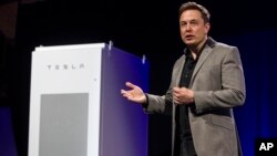 Elon Musk, director ejecutivo de Tesla Motors, presenta el nuevo producto de la compañía.