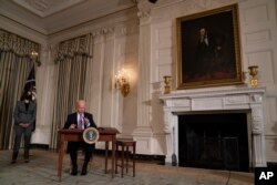 조 바이든 미국 대통령이 26일 백악관에서 행정명령에 서명하고 있다.
