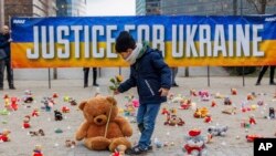AVAAZ's Vigil on Schuman roundabout in Brussels to call for Ukraine's stolen children to be returned - One year anniversary of Russia's invasion of Ukraine