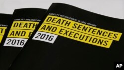 Le rapport d'Amnesty International sur la peine de mort lors d'une conférence de presse à Hong Kong, le 10 avril 2017. 