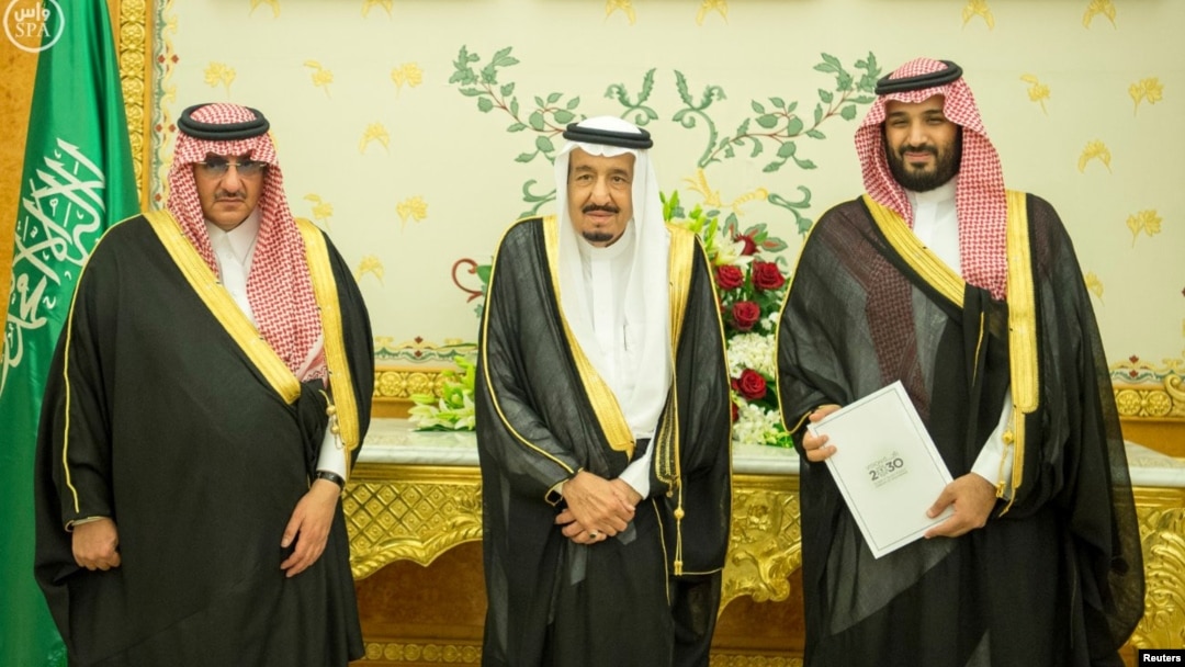 Dari kiri ke kanan: Putra Mahkota Saudi Pangeran Mohammed bin Nayef, Raja Salman, dan Wakil Putra Mahkota Mohammed bin Salman di Riyadh, April 2016.