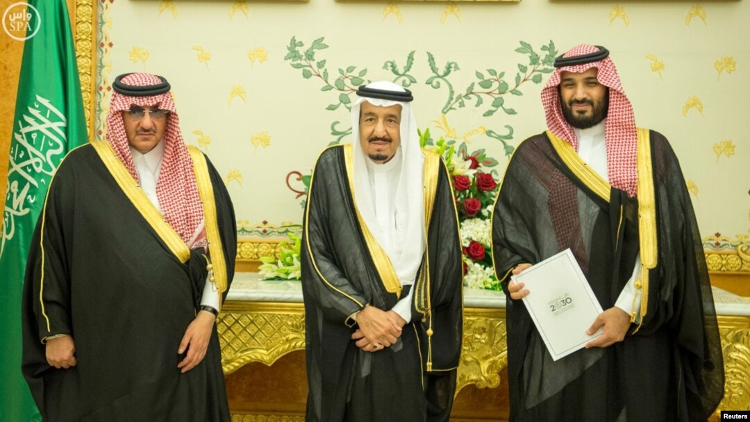 Dari kiri: Pangeran Mohammed bin Nayef, Raja Salman, dan Pangeran Mohammed bin Salman di Riyadh, 25 April 2016 (Foto: dok).
