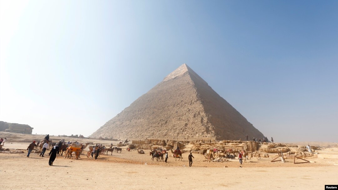 Kawasan Piramid Giza, tidak jauh dari Kairo, Mesir, 3 Februari 2018. 