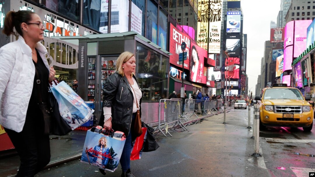 Warga AS berbelanja di kawasan Times Square, New York (foto: ilustrasi). 