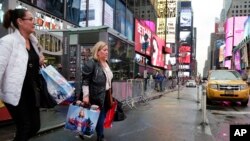 Warga AS berbelanja di kawasan Times Square, New York (foto: ilustrasi). 