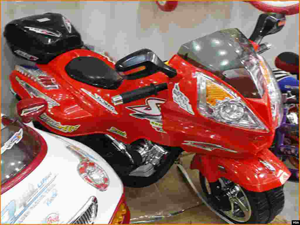 فروخت کے لیے رکھی ہوئی بچوں کی چھوٹی اسکوٹی