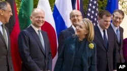 La secretaria de Estado, Hillary Clinton, dio la bienvenida a los cancilleres del G-8.