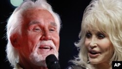 Composición fotográfica de los cantantes Kenny Rogers y Dolly Parton.