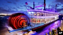 Kapal turis "Louisiana Star" di sungai Elbe, Hamburg, Jerman. (AP/Michael Probst)