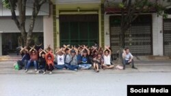 越南河内一法院前的活动人士。