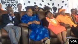 UMnu. Sam Siphepha Nkomo, UNkosikazi Joice Mujuru, uNkosikazi Lucia Matibenga loMnu. Gorden Moyo