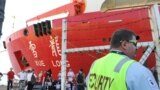 ناو یخ شکن شوئه لونگ، ناو چینی جستجوگر قطب جنوب آماده می شود تا بندر فریمنتل را ترک کند. دستکم هفت کشتی چینی در جنوب اقیانوس هند در جستجوی هواپیمای مالزیایی هستند - ۲۱ مارس ۲۰۱۴
