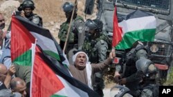 Pasukan Israel membubarkan demonstrasi warga Palestina dan aktivis perdamaian asing yang memrotes pendudukan Israel di Kufr Malik, sebelah timur Ramallah, Tepi Barat (foto: dok). 