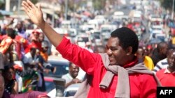 Le leader de l'opposition zambienne Hakainde Hichilema salue ses partisans lors d'un rassemblement à Lusaka, 16 août 2107.