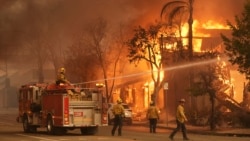 Miles huyen de los incendios descontrolados en California