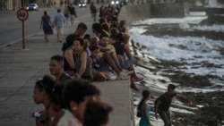 Sejumlah warga menghabiskan waktu di pinggir pantai di Havana, Kuba, pada 20 Oktoberfest 2024, menyusul pemadaman listrik yang melanda negara tersebut. (Foto: AP/Ramon Espinosa)