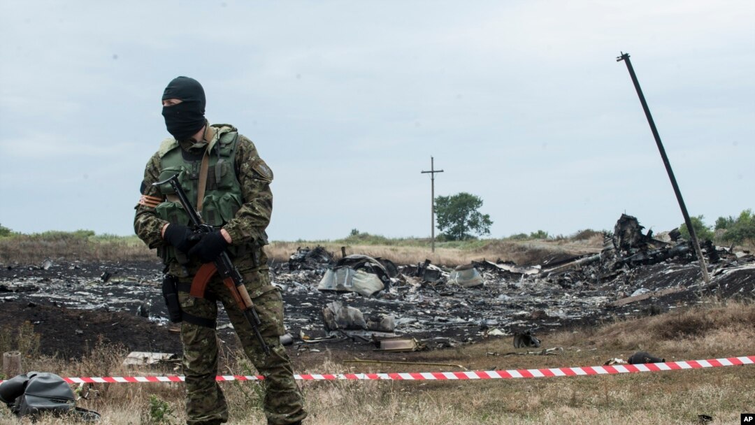 Proruski borac čuva mesto na kojem se srušio avion Malezija erlajnsa, u blizini sela Grabovo