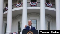 조 바이든 미국 대통령이 4일 백악관에서 독립기념일 연설 도중 주먹을 쥐어보이고 있다. 