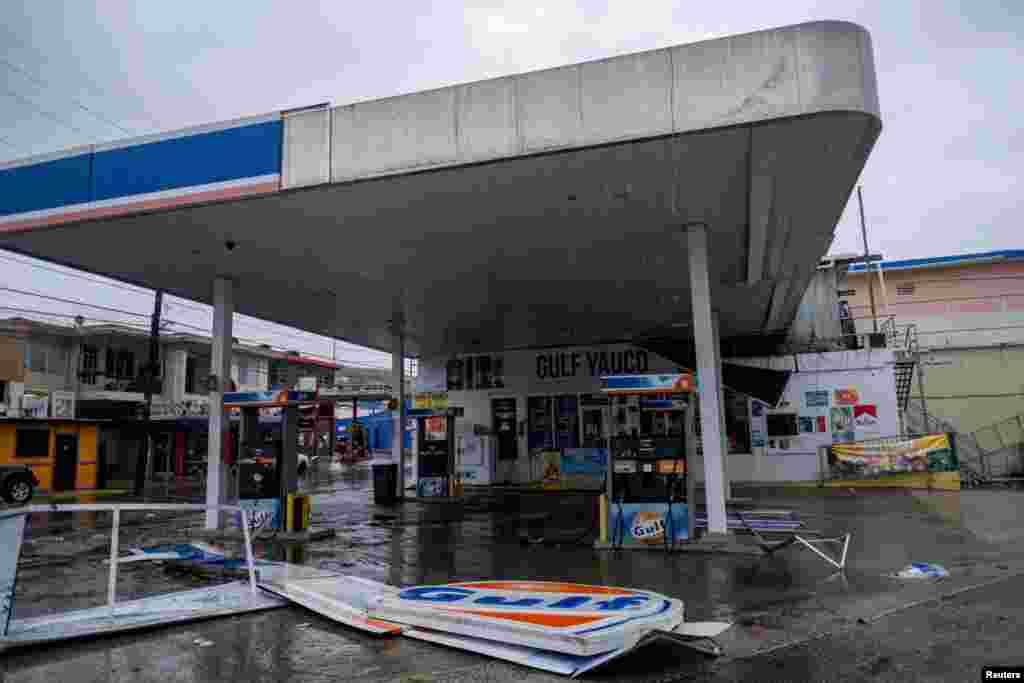 Un letrero de una gasolinera dañado por el huracán Fiona yace en el suelo en Yauco, Puerto Rico, 18 de septiembre de 2022. REUTERS/Ricardo Arduengo