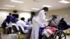 Vacinação contra a COVID-19 num centro de idosos, Munsieville Care nos arredores de Joanesburgo, África do Sul, 17 de Maio, 2021.
