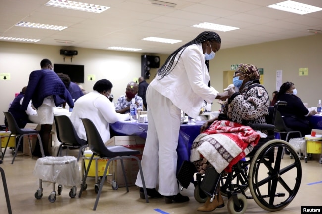 Seorang lansia Afrika Selatan menerima dosis vaksin COVID-19 di Munsieville Care for the Aged Center di luar Johannesburg, Afrika Selatan 17 Mei 2021.(Foto: Reuters)