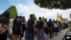 Thai mourners stand in line to pay their respect to the body of the late King Bhumibol Adulyadej at the Grand Palace in Bangkok, Thailand, Oct. 15, 2016.