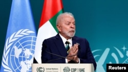 Presiden Brasil Luiz Inacio Lula da Silva menyampaikan pernyataan nasional pada KTT Aksi Iklim Dunia selama Konferensi Perubahan Iklim PBB di Dubai, Uni Emirat Arab, 1 Desember 2023. (Foto: REUTERS/Thaier Al Sudani)