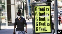 지난 15일 미국 뉴욕의 거리에서 시민이 마스크를 착용하고 있다. 