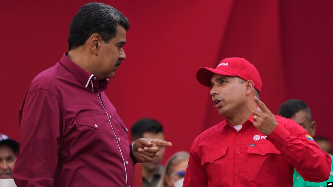 Pedro Tellechea, entonces ministro de petróleo de Venezuela, habla con el presidente Nicolás Maduro en Caracas, el 1 de mayo de 2024. El funcionario, hasta hace días ministro de Industria y Producción, fue detenido por el gobierno venezolano.