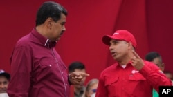 Pedro Tellechea, entonces ministro de petróleo de Venezuela, habla con el presidente Nicolás Maduro en Caracas, el 1 de mayo de 2024. El funcionario, hasta hace días ministro de Industria y Producción, fue detenido por el gobierno venezolano.