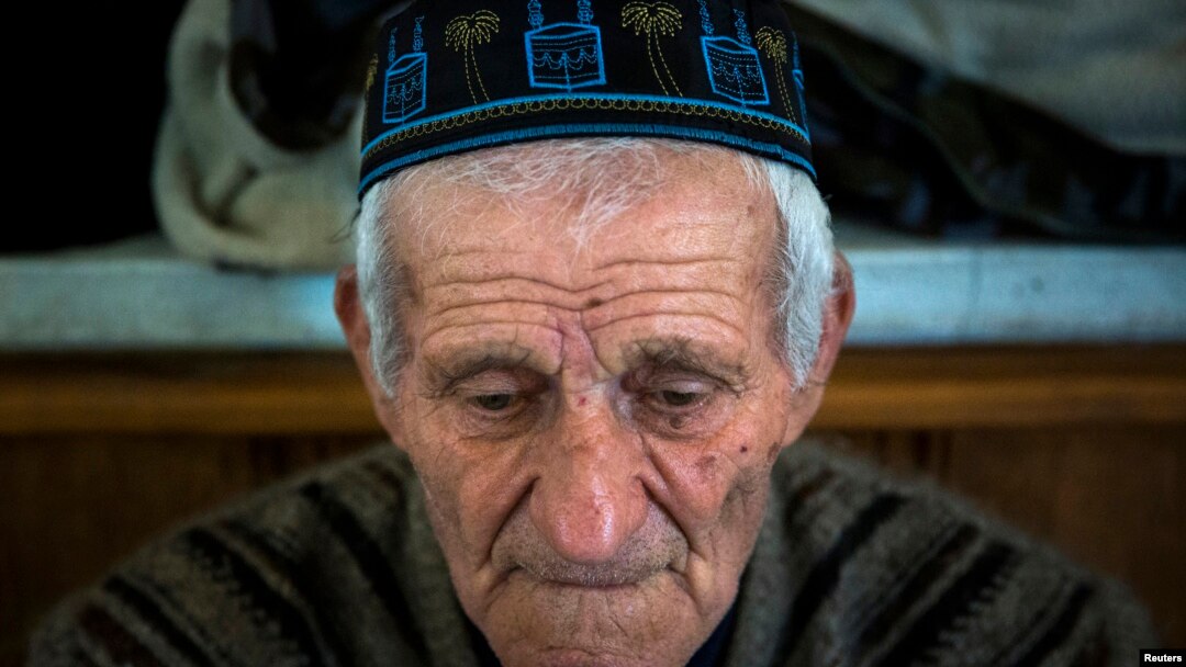 Krimski Tatar sedi u džamiji u gradu Bahčisaraj