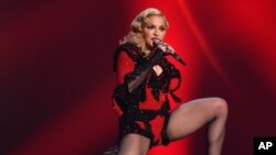 Madonna estará de gira para promover su nuevo álbum "Rebel Heart" hasta marzo de 2016.