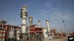 Cette photo d'archive du 16 mars 2019 montre une raffinerie de gaz naturel dans le champ gazier de South Pars, sur la côte nord du golfe Persique, à Asaluyeh, en Iran.
