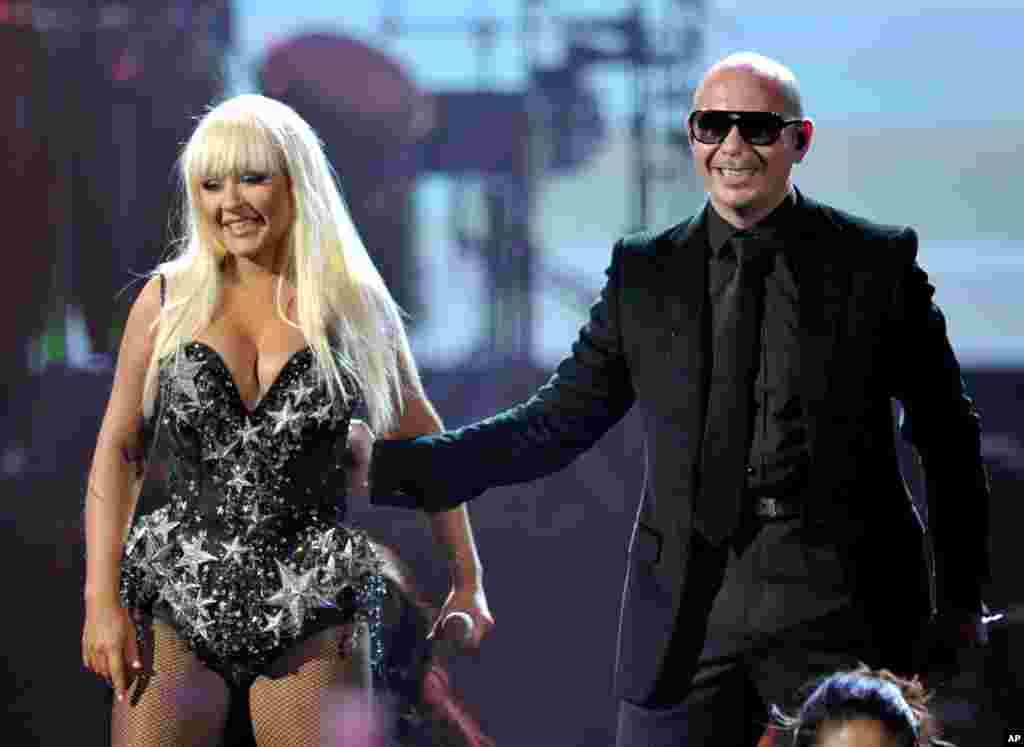 Christina Aguilera (kiri) dan Pitbull (kanan) tampil bersama pada American Music Awards ke-40 di Los Angeles.