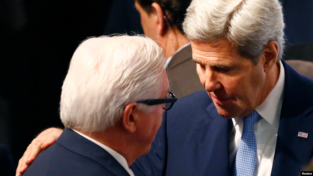 U.S. Secretary of State John Kerry (R) speaks to German Foreign Minister Frank-Walter Steinmeier at the Munich Security Conference in Munich, Germany, Feb. 13, 2016. 