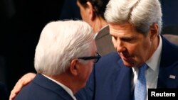 U.S. Secretary of State John Kerry (R) speaks to German Foreign Minister Frank-Walter Steinmeier at the Munich Security Conference in Munich, Germany, Feb. 13, 2016. 