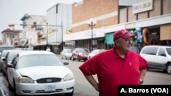 Larry Genuchi, un maestro retirado y residente de Brownsville, Texas, aprecia el trabajo de las autoridades de inmigración, pero sugiere que algunas políticas de inmigración necesitan cambiar. (A. Barros/VOA) 