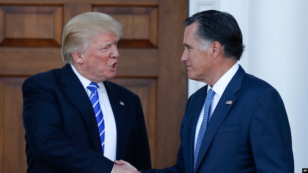 Presiden terpilih Donald Trump dan Mitt Romney berjabat tangan ketika Romney meninggalkan lapangan golf Trump di Bedminster, New Jersey, 19 November 2016. 