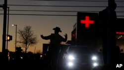 Les policiers du Texas aident à réguler la circulation près du site d'une explosion à Austin, au Texas, le 20 mars 2018.