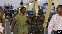 Tentara Tanzania mengangkat jenazah korban tenggelamnya kapal feri di lepas pantai Zanzibar, Tanzania (18/7).