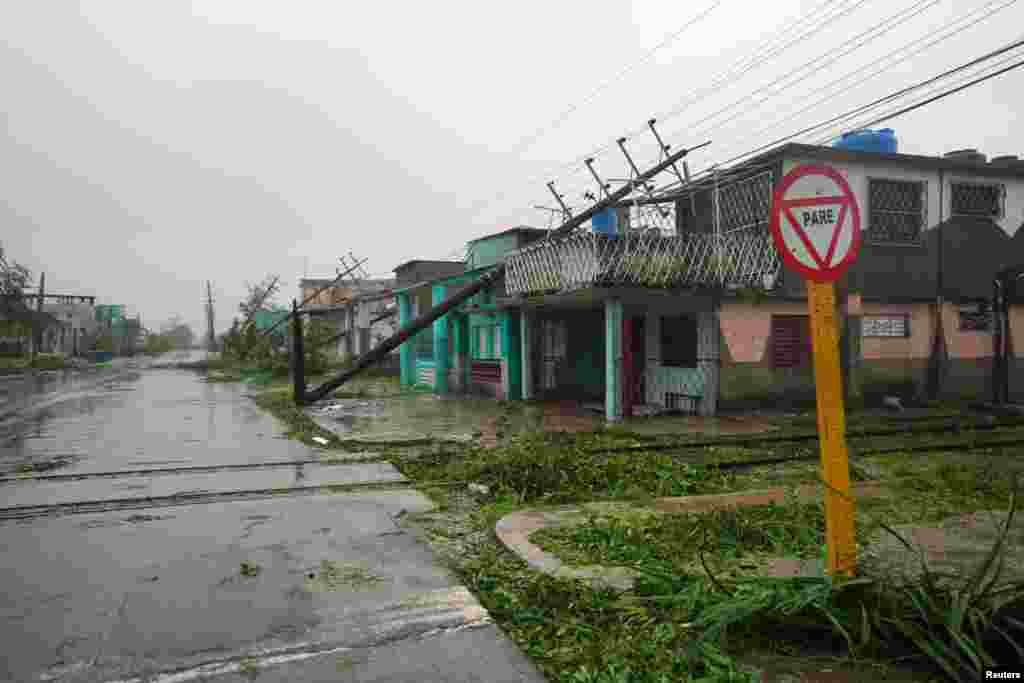 Una vista muestra postes de energía caídos después del huracán Ian en Pinar del Río, Cuba, 27 de septiembre de 2022. REUTERS/Alexandre Meneghini