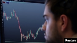 미국 뉴욕시 뉴욕증권거래소(NYSE) 아메리칸(AMEX) 객장에서 한 선물옵션 거래인이 업무를 보고 있다. (자료사진)