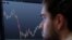 미국 뉴욕시 뉴욕증권거래소(NYSE) 아메리칸(AMEX) 객장에서 한 선물옵션 거래인이 업무를 보고 있다. (자료사진)