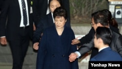 L'ancienne présidente sud-coréenne Park Geun-Hye à sa sortie du tribunal central de Séoul après une audience marathon