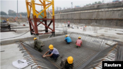 Foto de archivo: Trabajadores en una construcción en Pekín, China, el 20 de julio de 2017 REUTERS / Jason Lee