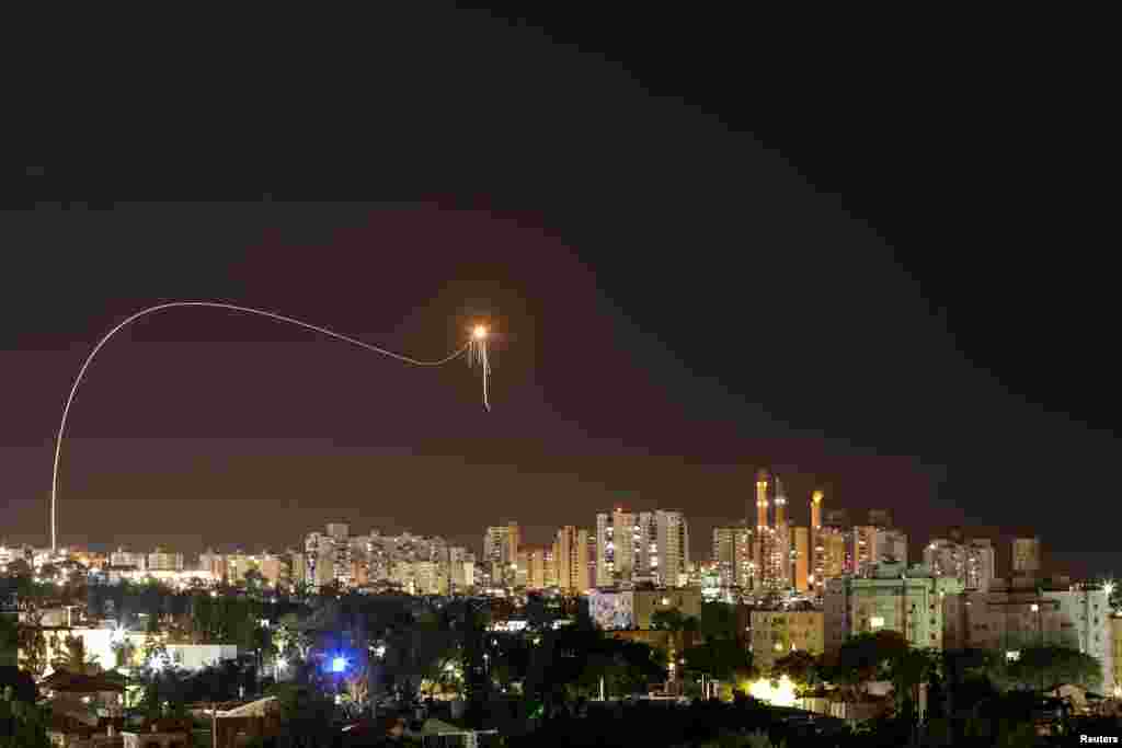 Se ve un rayo de luz cuando el sistema antimisiles C&#250;pula de Hierro de Israel intercepta cohetes lanzados desde la Franja de Gaza hacia Israel, como se ve desde Ashkelon, Israel.