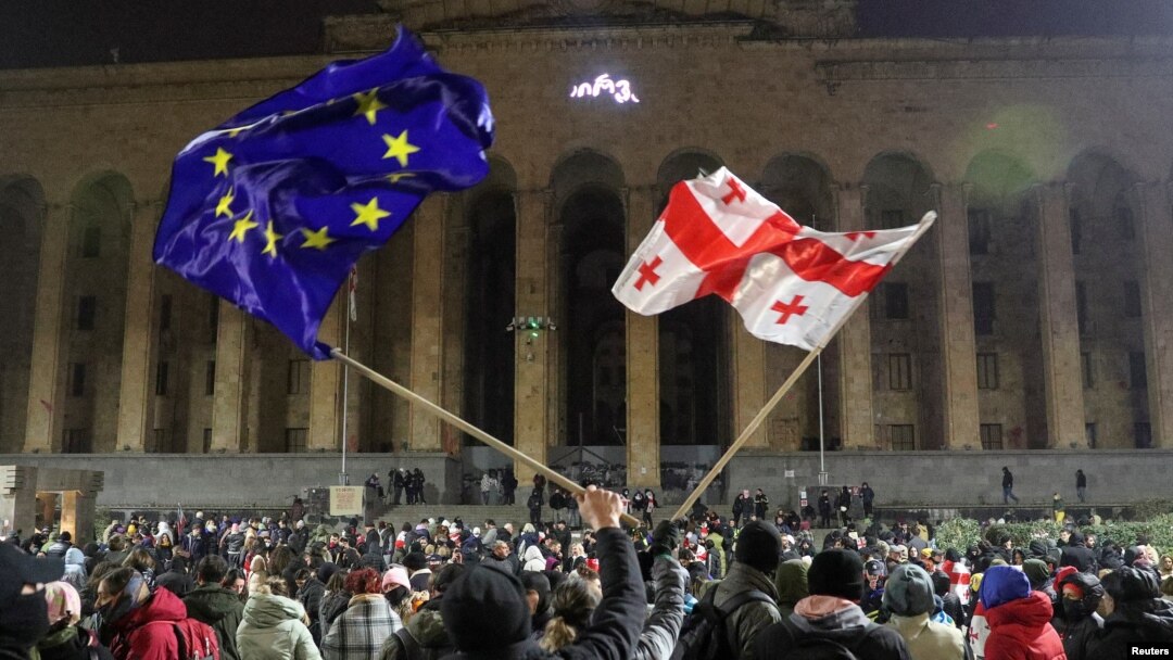 ARCHIVO: Simpatizantes de la oposición en Georgia se manifiestan contra la decisión del gobierno de suspender las conversaciones sobre la adhesión a la Unión Europea, frente al edificio del parlamento en Tbilisi, Georgia, el 7 de diciembre de 2024. REUTERS/Irakli Gedenidze